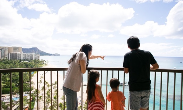 ハワイの海を楽しむ家族