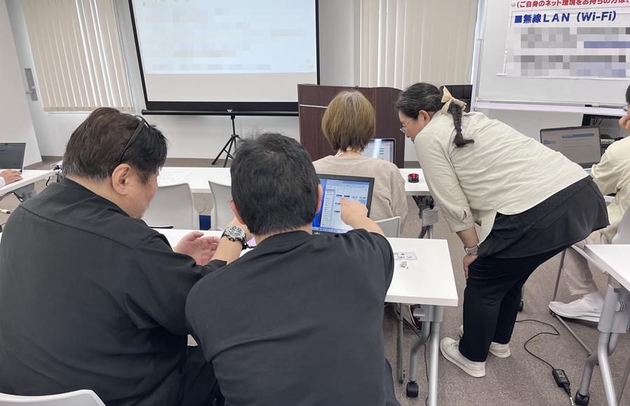 会員さんに講師が教えている様子